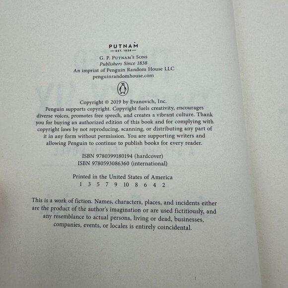 Twisted Twenty-Six Janet Evanovich 2019 Hardcover Stephanie Plum Mystery Series - Picture 3 of 3